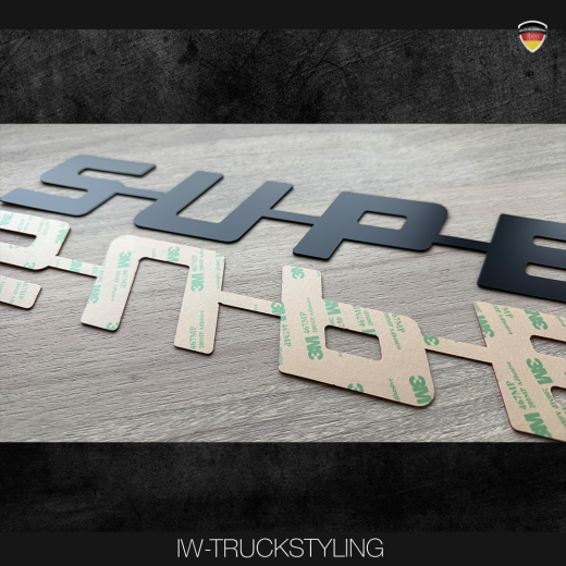 Schriftzug "Super" aus Kunststoff