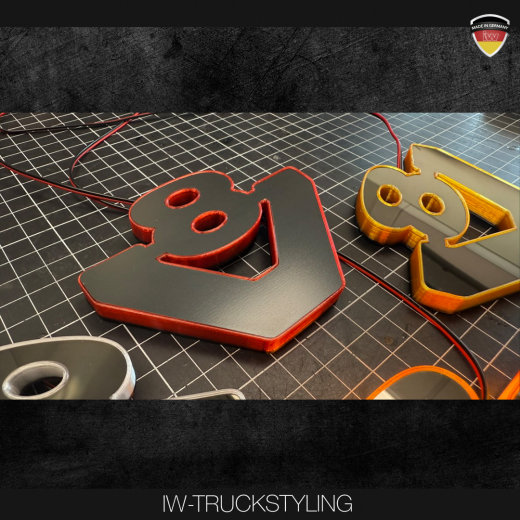 V8 Logo mit Beleuchtung
