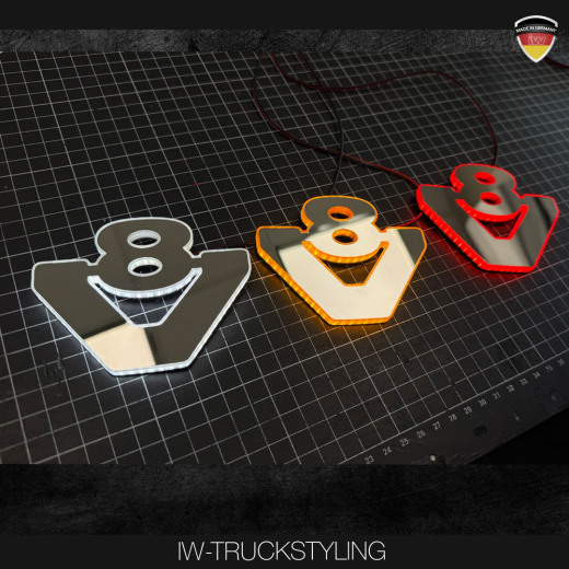 V8 Logo mit Beleuchtung