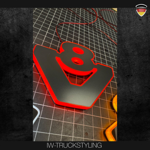 V8 Logo mit Beleuchtung