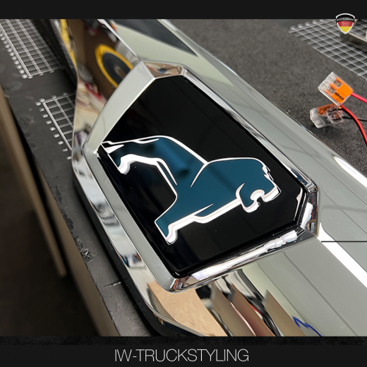 Originale Chromspange mit einem beleuchteten Löwen mit spiegelpolierter Oberfläche in blau für MAN TGE Transporter