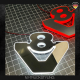 V8 Logo mit Beleuchtung