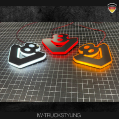 V8 Logo mit Beleuchtung